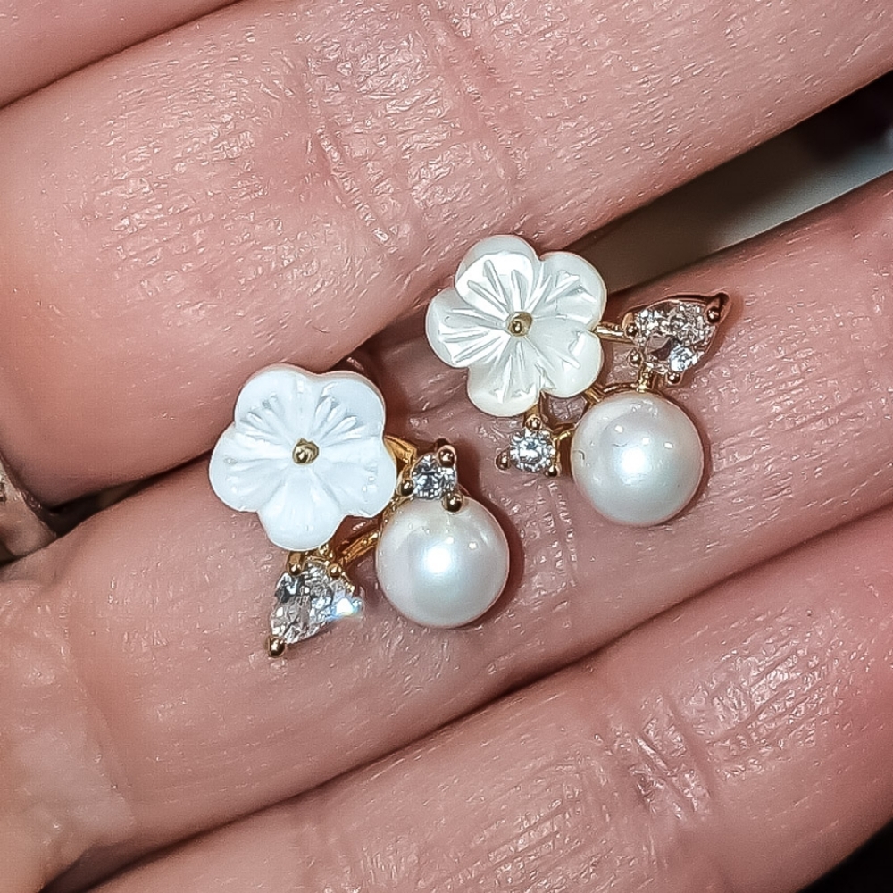 18k Gold Ivory Pearl & Simulated Diamond Earrings - Picture 6 of 7